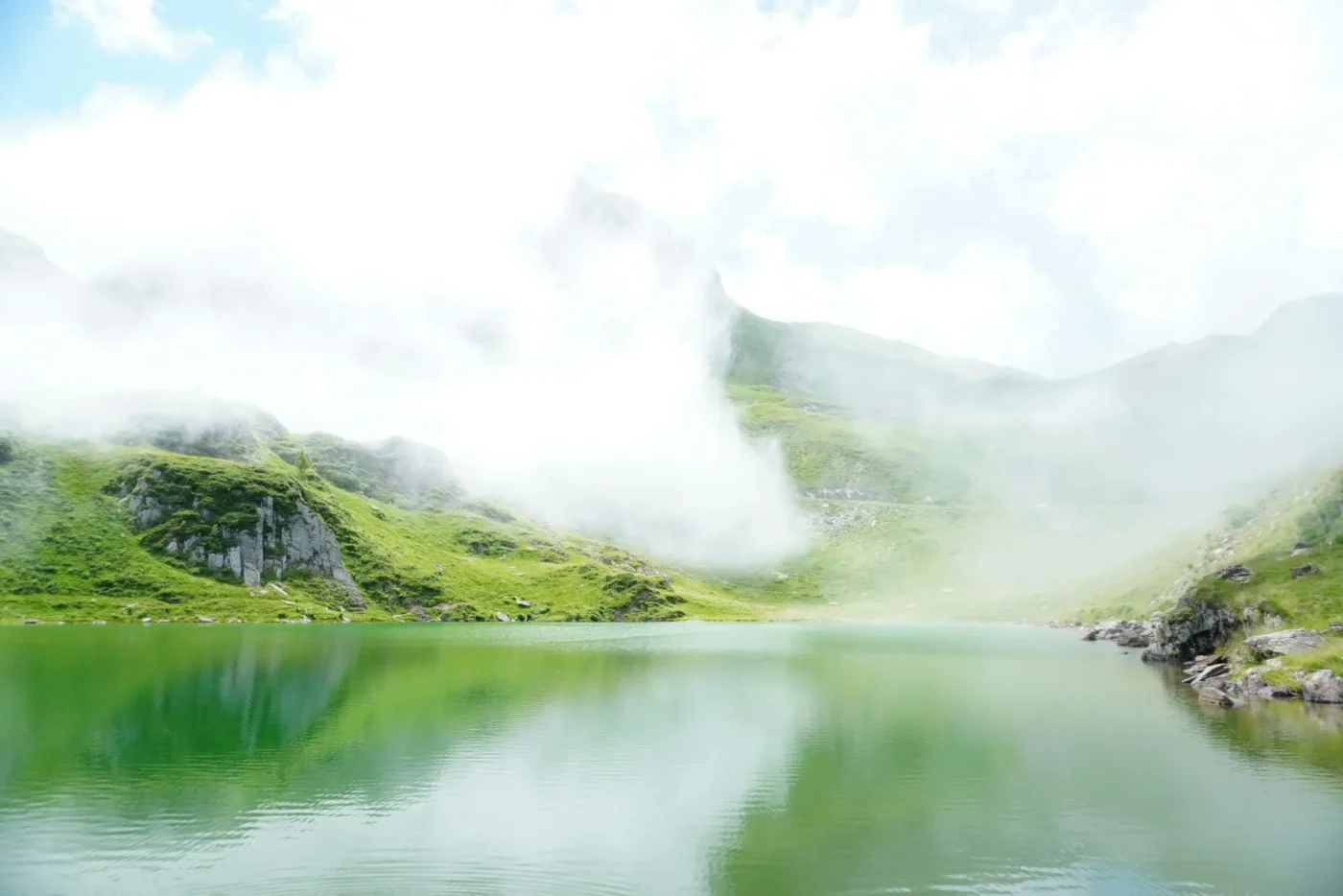 אגם בהרי הפיראנים